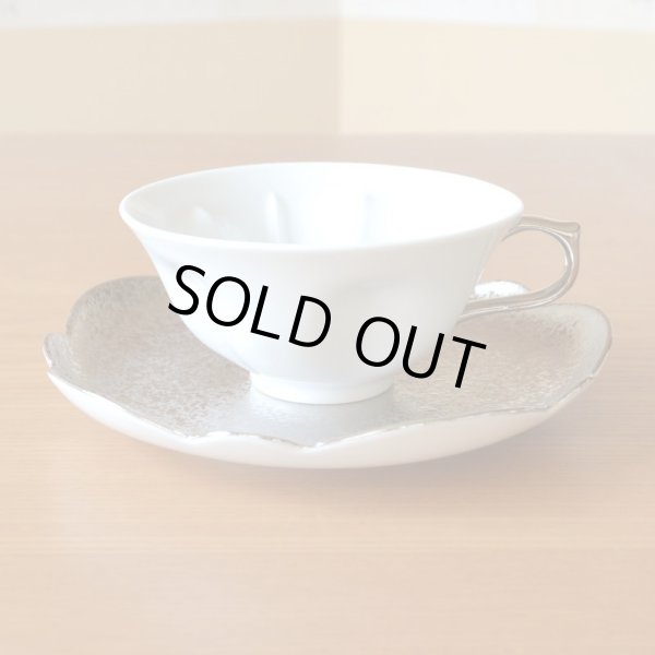 画像5: 銀婚式 プレゼント 有田焼 桜の形が浮かび上がる カップ＆ソーサー ペアー 銀彩 桜ティーカップ碗皿 のし・メッセージカード付き 化粧箱入り (5)