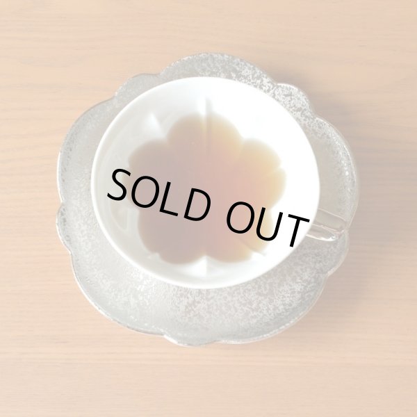 画像6: 銀婚式 プレゼント 有田焼 桜の形が浮かび上がる カップ＆ソーサー ペアー 銀彩 桜ティーカップ碗皿 のし・メッセージカード付き 化粧箱入り (6)