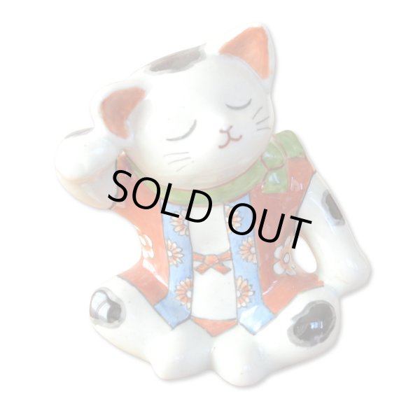 画像1: 日本のお土産 おみやげ 海外へのおみやげ 伝統工芸品 有田焼 招き猫 あぐら猫 置物 飾り オブジェ 陶器 日本製 (1)