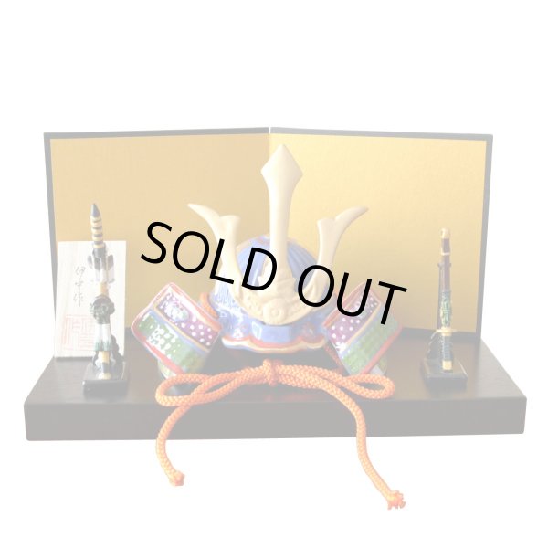 画像1: 日本のお土産 おみやげ 海外へのおみやげ 日本人形 侍 兜 かぶと 伝統工芸品 有田焼 勇将 置物 飾り オブジェ 陶器 日本製 (1)