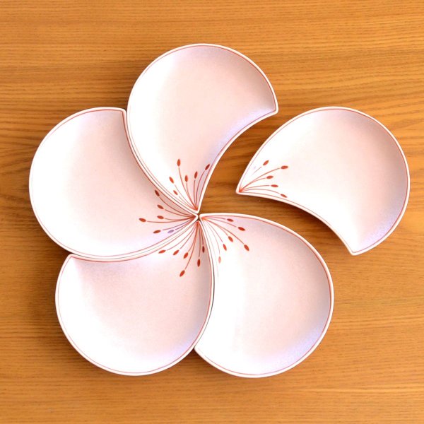 画像2: 日本のお土産 おみやげ 海外へのおみやげ 伝統工芸品 食器 有田焼 梅花びら赤 和皿 セット 陶器 日本製 (2)