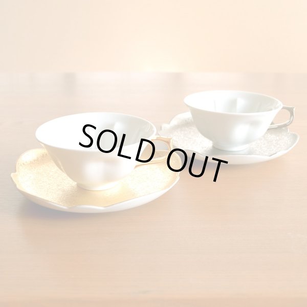 画像2: 日本のお土産 おみやげ 海外へのおみやげ 伝統工芸品 桜の形が浮かび上がる カップ&ソーサー ペアー 金彩 銀彩 桜ティーカップ碗皿 有田焼 陶器 日本製 (2)