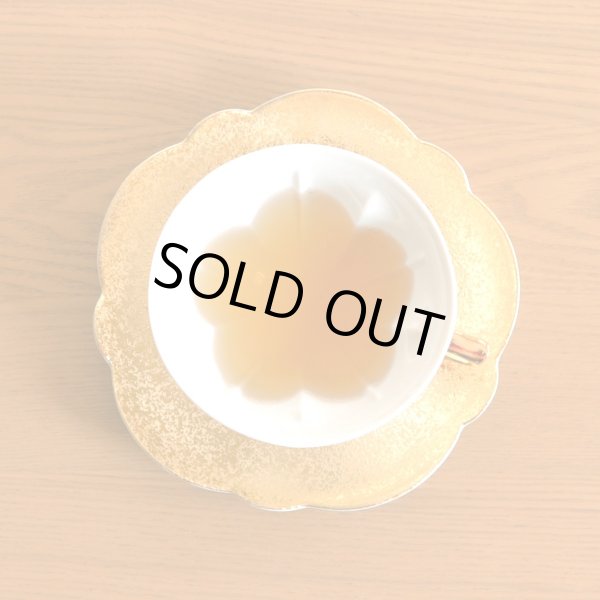 画像3: 日本のお土産 おみやげ 海外へのおみやげ 伝統工芸品 桜の形が浮かび上がる カップ&ソーサー ペアー 金彩 銀彩 桜ティーカップ碗皿 有田焼 陶器 日本製 (3)