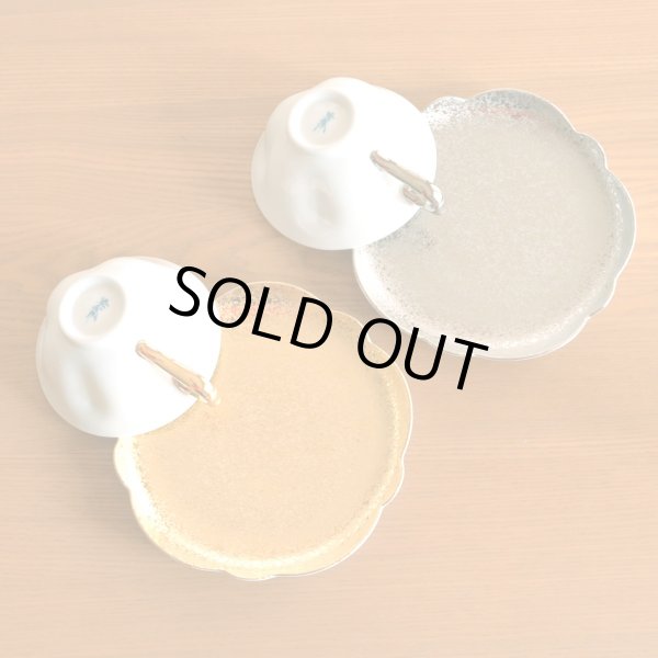 画像4: 日本のお土産 おみやげ 海外へのおみやげ 伝統工芸品 桜の形が浮かび上がる カップ&ソーサー ペアー 金彩 銀彩 桜ティーカップ碗皿 有田焼 陶器 日本製 (4)