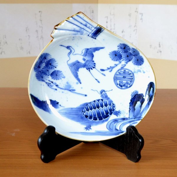 画像3: 開店祝い 開業祝い コンパクト 置物 飾り皿 絵皿 スタンド付き 有田焼 招福 縁起物 長寿 鶴亀紋 21.3cm 福袋皿 木箱入り 御祝い熨斗付き (3)