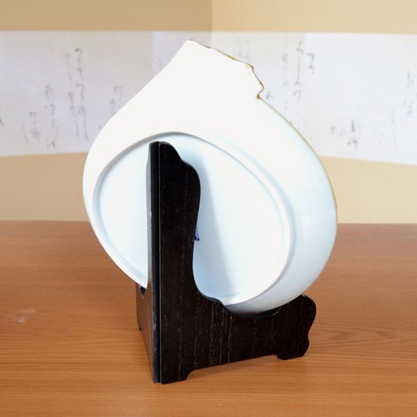 画像6: 開店祝い 開業祝い コンパクト 置物 飾り皿 絵皿 スタンド付き 有田焼 招福 縁起物 長寿 鶴亀紋 21.3cm 福袋皿 木箱入り 御祝い熨斗付き (6)