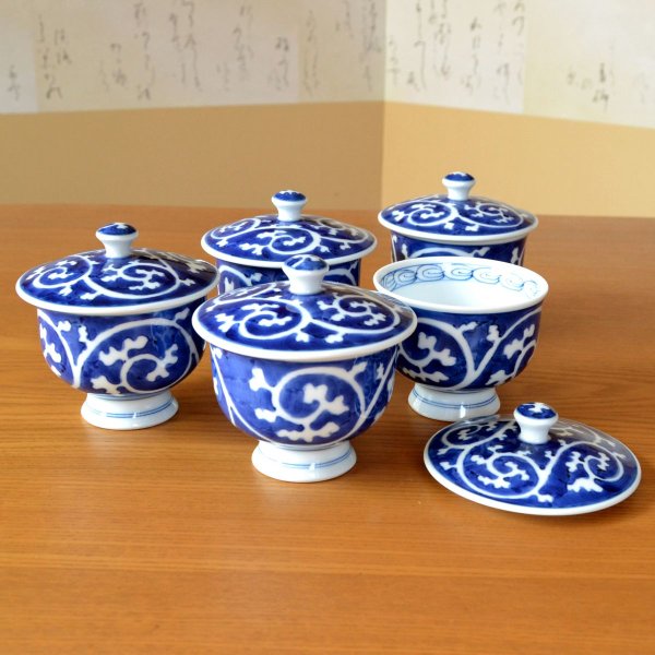 画像2: 開店祝い 開業祝い 湯呑みセット 来客用 有田焼 外濃唐草 蓋付き 汲出し 5客セット 御祝い熨斗付き 化粧箱入り (2)