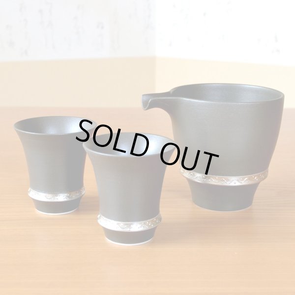 画像3: 退職祝い 酒器セット とっくり おちょこ セット 陶器 日本酒用 おしゃれ 有田焼 徳利１個 ぐい呑み２個セット いぶし銀 感謝を込めた木箱入りギフト (3)