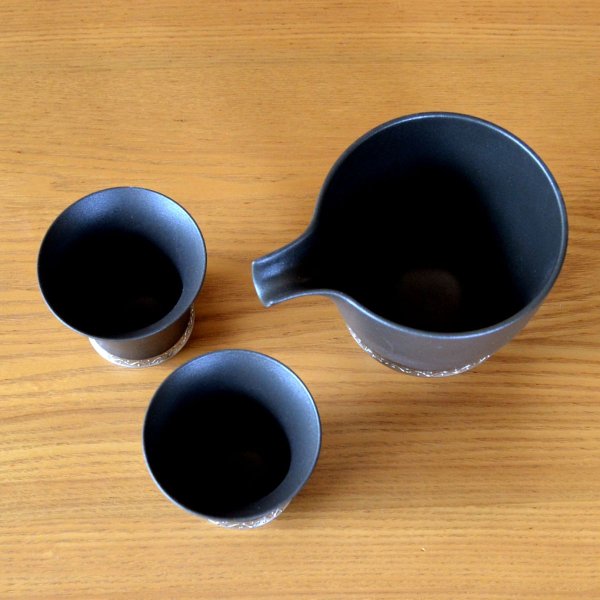 画像4: 退職祝い 酒器セット とっくり おちょこ セット 陶器 日本酒用 おしゃれ 有田焼 徳利1個 ぐい呑み2個セット いぶし銀 感謝を込めた木箱入りギフト (4)