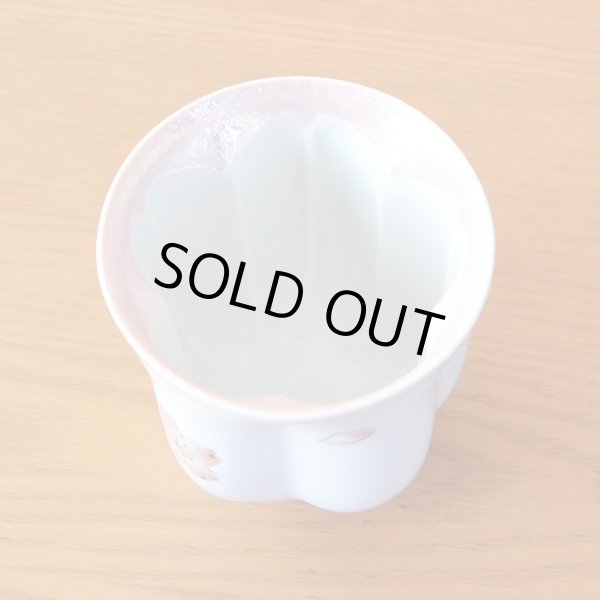 画像4: 退職祝い 女性 プレゼント 感謝を込めたプレゼント 桜の花びら形になる 湯呑み 有田焼 舞さくら ピンク 感謝の木箱入り 日本製 (4)