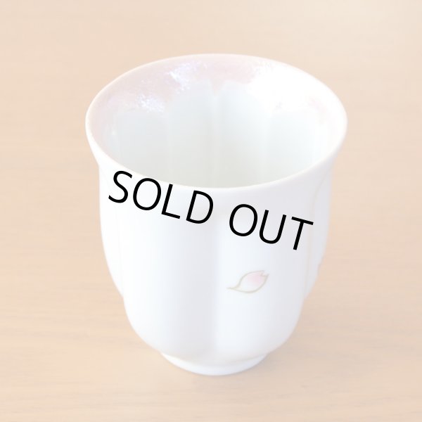 画像5: 退職祝い 女性 プレゼント 感謝を込めたプレゼント 桜の花びら形になる 湯呑み 有田焼 舞さくら ピンク 感謝の木箱入り 日本製 (5)