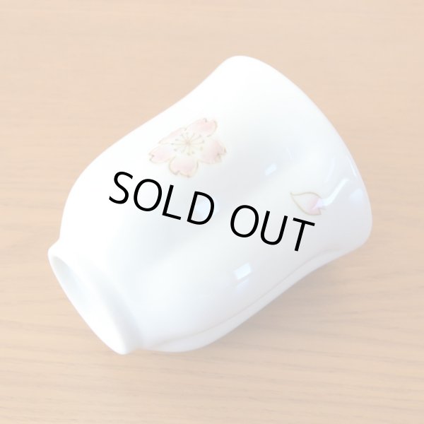 画像6: 退職祝い 女性 プレゼント 感謝を込めたプレゼント 桜の花びら形になる 湯呑み 有田焼 舞さくら ピンク 感謝の木箱入り 日本製 (6)