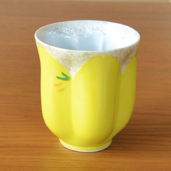 画像4: 退職祝い プレゼント 感謝を込めたプレゼント 桜の花びら形になる 湯呑み 有田焼 華の舞 黄色 感謝の木箱入り 日本製 (4)