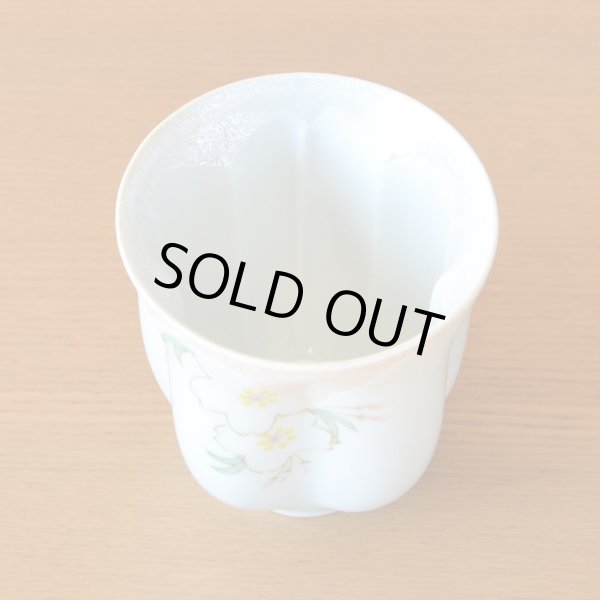 画像4: 退職祝い 男性 プレゼント 感謝を込めたプレゼント 桜の花びら形になる 湯呑み 有田焼 華の舞 薄緑 感謝の木箱入り 日本製 (4)