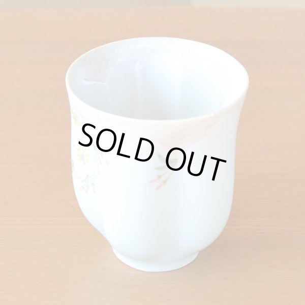 画像5: 退職祝い 男性 プレゼント 感謝を込めたプレゼント 桜の花びら形になる 湯呑み 有田焼 華の舞 薄緑 感謝の木箱入り 日本製 (5)