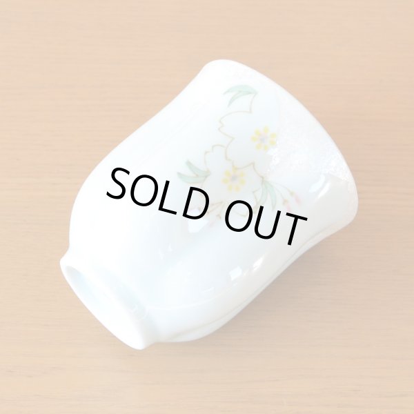 画像6: 退職祝い 男性 プレゼント 感謝を込めたプレゼント 桜の花びら形になる 湯呑み 有田焼 華の舞 薄緑 感謝の木箱入り 日本製 (6)