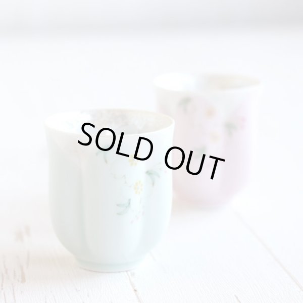 画像4: 退職祝い プレゼント 夫婦湯呑み ペアー 感謝を込めた退職ギフト 桜がうかぶ桜湯飲み 華の舞 薄緑 ピンク 有田焼 日本製 贈答用 (4)