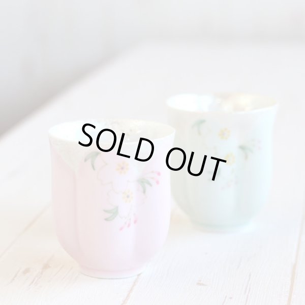 画像5: 退職祝い プレゼント 夫婦湯呑み ペアー 感謝を込めた退職ギフト 桜がうかぶ桜湯飲み 華の舞 薄緑 ピンク 有田焼 日本製 贈答用 (5)