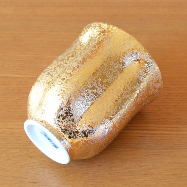 画像5: 退職祝い プレゼント 感謝を込めたプレゼント 桜の花びら形になる 湯呑み 有田焼 金彩 ジパング 感謝の木箱入り 日本製 (5)