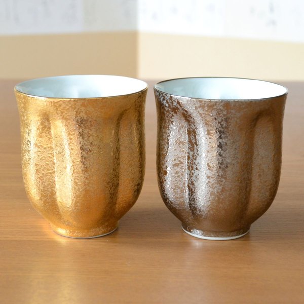 画像3: 退職祝い プレゼント 夫婦湯呑み ペアー 感謝を込めた退職ギフト 桜がうかぶ桜湯飲み 金彩&銀彩 有田焼 日本製 贈答用 木箱入り (3)