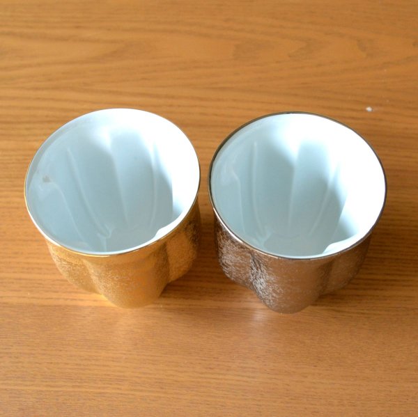 画像4: 退職祝い プレゼント 夫婦湯呑み ペアー 感謝を込めた退職ギフト 桜がうかぶ桜湯飲み 金彩&銀彩 有田焼 日本製 贈答用 木箱入り (4)