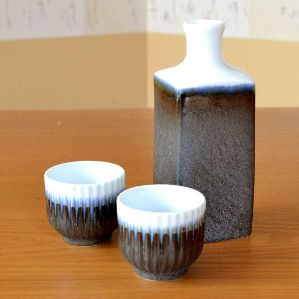 画像3: 退職祝い 酒器セット とっくり おちょこ セット 陶器 日本酒用 おしゃれ 有田焼 徳利1個 ぐい呑み2個セット 夢幻 感謝を込めた木箱入りギフト (3)