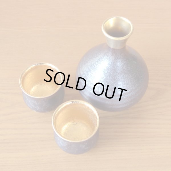 画像4: 退職祝い 酒器セット とっくり おちょこ セット 陶器 日本酒用 おしゃれ 有田焼 徳利1個 ぐい呑み2個セット 結晶金彩 感謝を込めた木箱入りギフト (4)