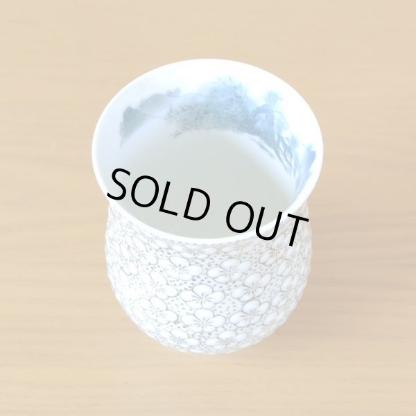 画像5: 退職祝い プレゼント 湯呑み 感謝を込めた木箱入りギフト 有田焼 伊万里焼 畑萬陶苑 玉彩梅詰 大 湯飲み (5)