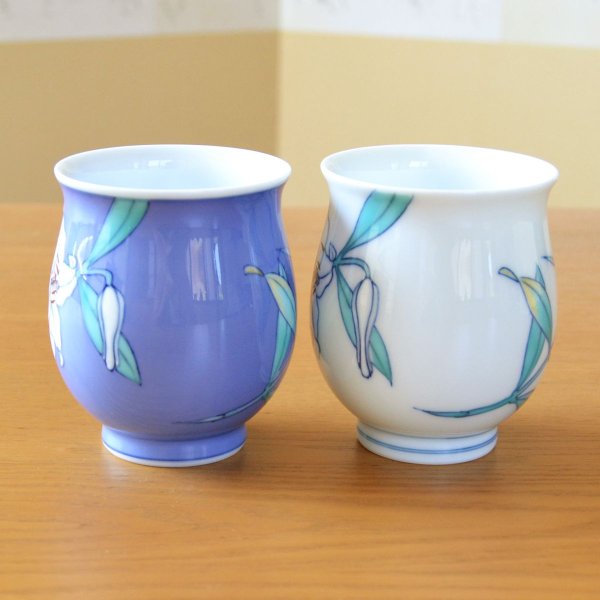 画像4: 退職祝い プレゼント 夫婦湯呑み ペアー 感謝を込めた木箱入りギフト 有田焼 伊万里焼 畑萬陶苑 カサブランカ 夫婦ゆのみ (4)