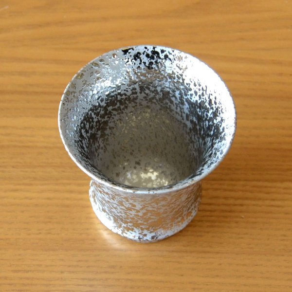 画像4: 退職祝い ぐいのみ おちょこ 陶器 日本酒用 おしゃれ 有田焼 銀彩 反型 感謝を込めた木箱入りギフト (4)