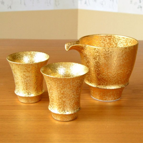 画像3: 退職祝い 酒器セット とっくり おちょこ セット 陶器 日本酒用 おしゃれ 有田焼 徳利１個 ぐい呑み２個セット 金彩 感謝を込めた木箱入りギフト (3)