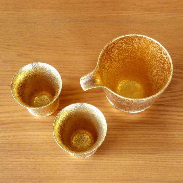 画像4: 退職祝い 酒器セット とっくり おちょこ セット 陶器 日本酒用 おしゃれ 有田焼 徳利１個 ぐい呑み２個セット 金彩 感謝を込めた木箱入りギフト (4)