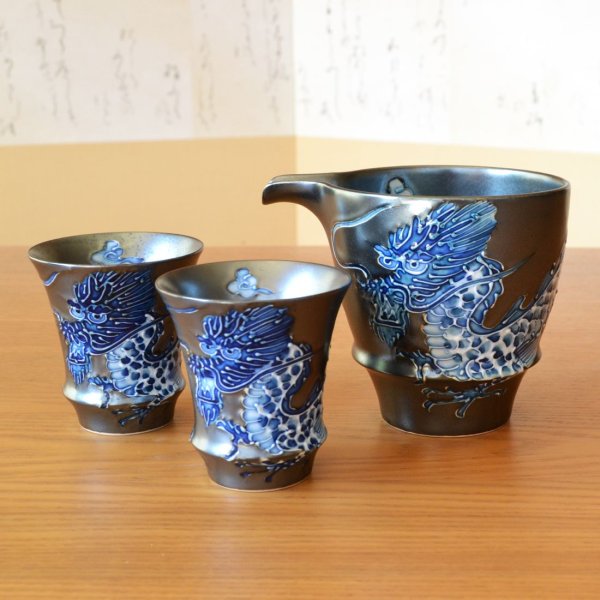画像3: 退職祝い 酒器セット とっくり おちょこ セット 陶器 日本酒用 おしゃれ 有田焼 徳利1個 ぐい呑み2個セット 龍 ドラゴン 皇帝龍 感謝を込めた木箱入りギフト (3)