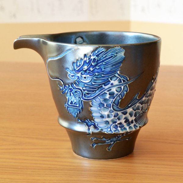 画像4: 退職祝い 酒器セット とっくり おちょこ セット 陶器 日本酒用 おしゃれ 有田焼 徳利1個 ぐい呑み2個セット 龍 ドラゴン 皇帝龍 感謝を込めた木箱入りギフト (4)