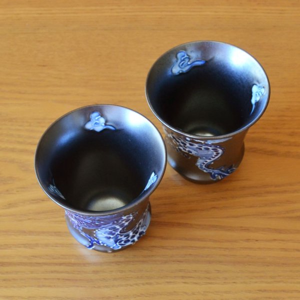 画像7: 退職祝い 酒器セット とっくり おちょこ セット 陶器 日本酒用 おしゃれ 有田焼 徳利1個 ぐい呑み2個セット 龍 ドラゴン 皇帝龍 感謝を込めた木箱入りギフト (7)