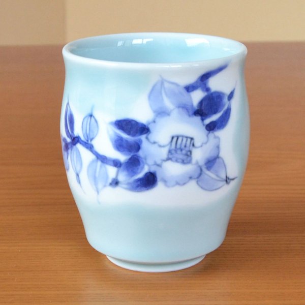 画像3: 退職祝い プレゼント 湯呑み 感謝を込めた木箱入りギフト 有田焼 青白磁山茶花 サザンカ 大 (3)