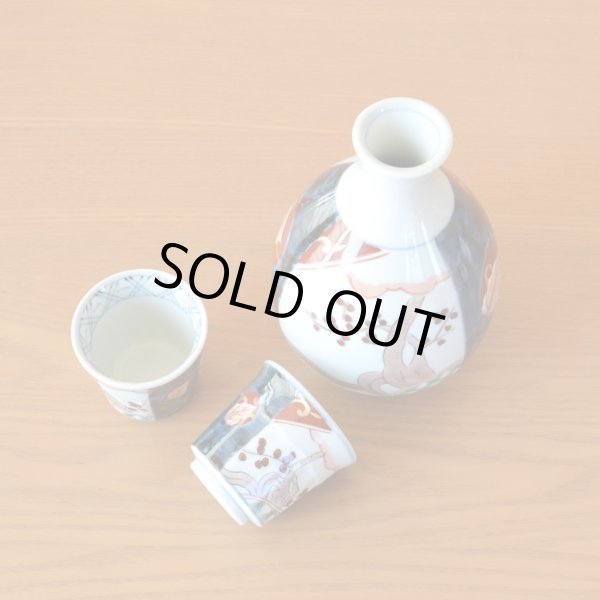 画像6: 退職祝い 酒器 セット 日本酒用 有田焼 感謝を込めた木箱ギフト 徳利1個 ぐい呑み盃2個 古伊万里 丸 (6)