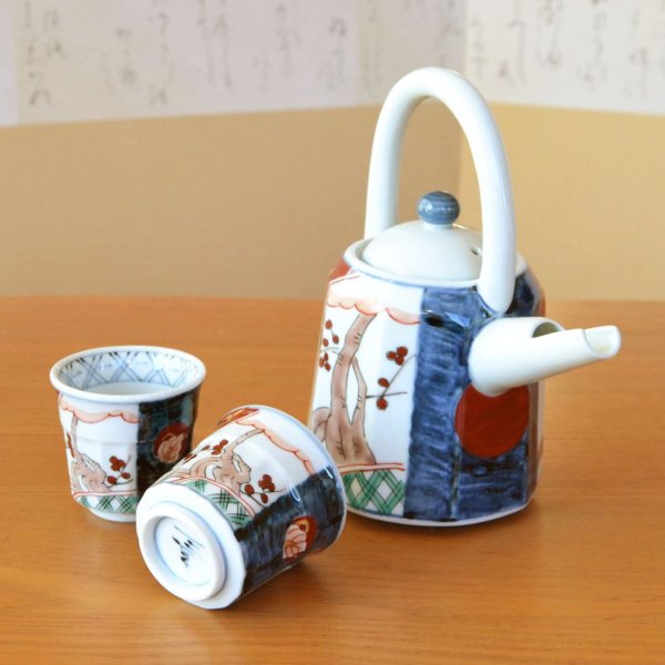 画像4: 退職祝い 酒器 セット 日本酒用 有田焼 感謝を込めた木箱ギフト 片口注器1個 ぐい呑み盃2個 古伊万里 持ち手付き (4)