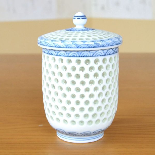 画像3: 退職祝い プレゼント 湯呑み 感謝を込めた木箱入りギフト 有田焼 水晶彫り青海波 蓋付き湯呑み 大 (3)