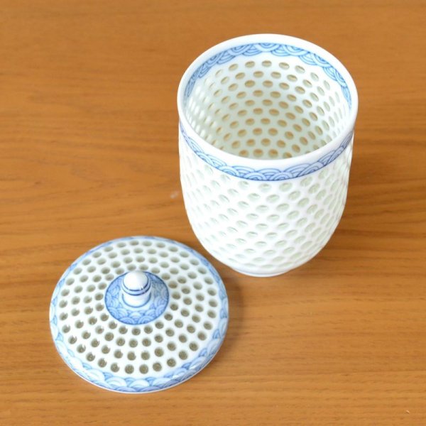 画像4: 退職祝い プレゼント 湯呑み 感謝を込めた木箱入りギフト 有田焼 水晶彫り青海波 蓋付き湯呑み 大 (4)