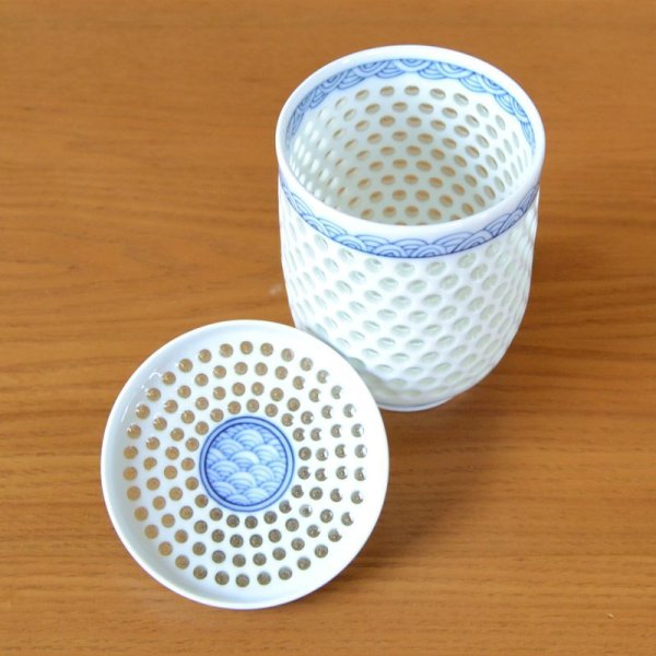 画像5: 退職祝い プレゼント 湯呑み 感謝を込めた木箱入りギフト 有田焼 水晶彫り青海波 蓋付き湯呑み 大 (5)