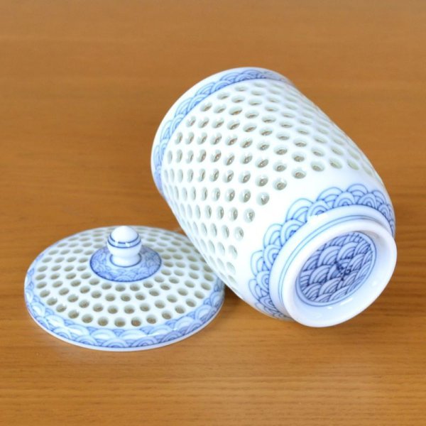 画像6: 退職祝い プレゼント 湯呑み 感謝を込めた木箱入りギフト 有田焼 水晶彫り青海波 蓋付き湯呑み 大 (6)