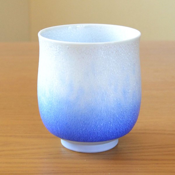 画像3: 初任給 プレゼント 感謝を込めた木箱入りギフト 両親 おじいちゃん おばあちゃん 湯呑み 有田焼 藍染水滴 大 (3)