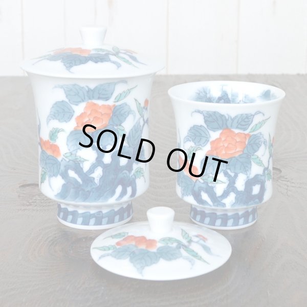 画像3: 初任給 プレゼント 感謝を込めた木箱入りギフト 両親 おじいちゃん おばあちゃん 夫婦湯呑み 有田焼 色鍋島内山水岩牡丹 ペア (3)