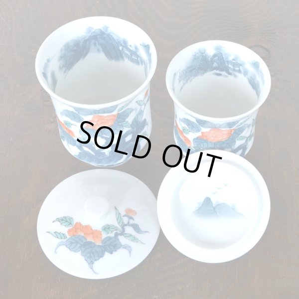 画像4: 初任給 プレゼント 感謝を込めた木箱入りギフト 両親 おじいちゃん おばあちゃん 夫婦湯呑み 有田焼 色鍋島内山水岩牡丹 ペア (4)