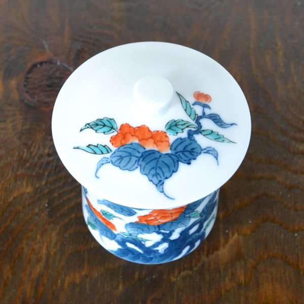 画像4: 初任給 プレゼント 感謝を込めた木箱入りギフト 両親 おじいちゃん おばあちゃん 湯呑み 有田焼 色鍋島内山水岩牡丹 蓋付き湯呑み大 (4)