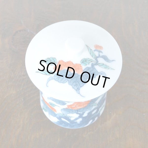 画像4: 初任給 プレゼント 感謝を込めた木箱入りギフト 両親 おじいちゃん おばあちゃん 湯呑み 有田焼 色鍋島内山水岩牡丹 蓋付き湯呑み大 (4)