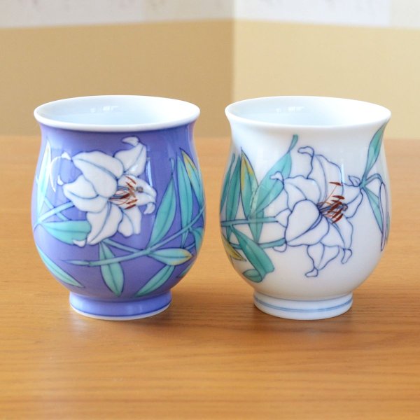 画像3: 初任給 プレゼント 感謝を込めた木箱入りギフト 両親 おじいちゃん おばあちゃん 夫婦湯呑み 有田焼 カサブランカ ペア (3)