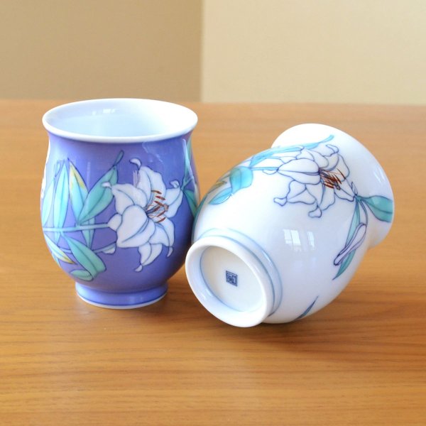 画像6: 初任給 プレゼント 感謝を込めた木箱入りギフト 両親 おじいちゃん おばあちゃん 夫婦湯呑み 有田焼 カサブランカ ペア (6)