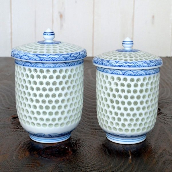 画像3: 初任給 プレゼント 感謝を込めた木箱入りギフト 両親 おじいちゃん おばあちゃん 夫婦湯呑み 有田焼 水晶彫青海波 ペア (3)